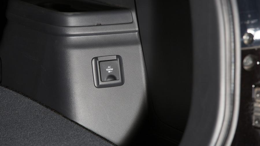 Детали интерьера Mitsubishi Outlander PHEV 2017 года  (NA) (фото 68 из 70)